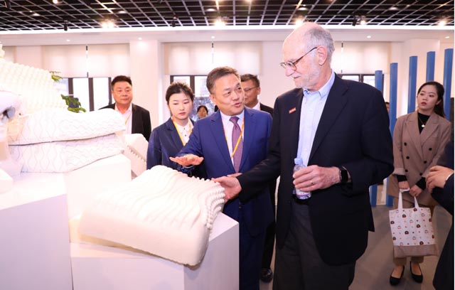 诺贝尔医学或生物学奖获得者迈克尔罗斯巴殊教授 诺贝尔医学或生物学奖获得者迈克尔罗斯巴殊教授