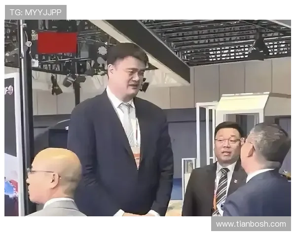 记者调侃姚明身高引发热议网友纷纷点赞其幽默风格